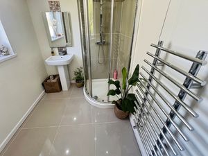 Shower room- click for photo gallery